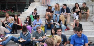 ČitamЧиташ performans na Trgu republike